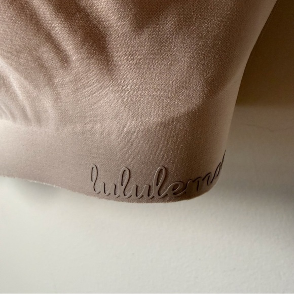 Lululemon Bra. Size 32DD. No pads, Lulu spellout on band. No flaws. - Picture 3 of 5